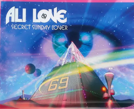 Capa de Secret Sunday Lover, de Ali Love: uma pirâmide sob um olho gigante num céu cósmico