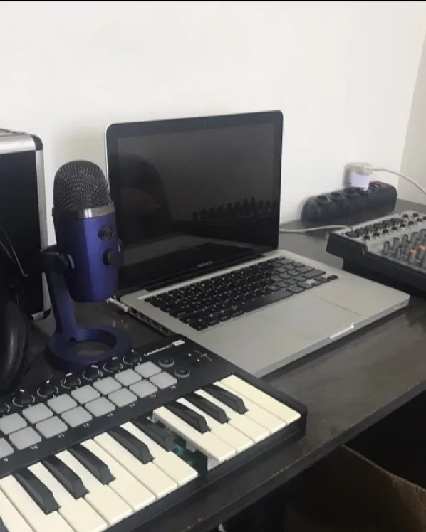 Estúdio da Puressência: microfone, teclado controlador, mesa de som e notebook