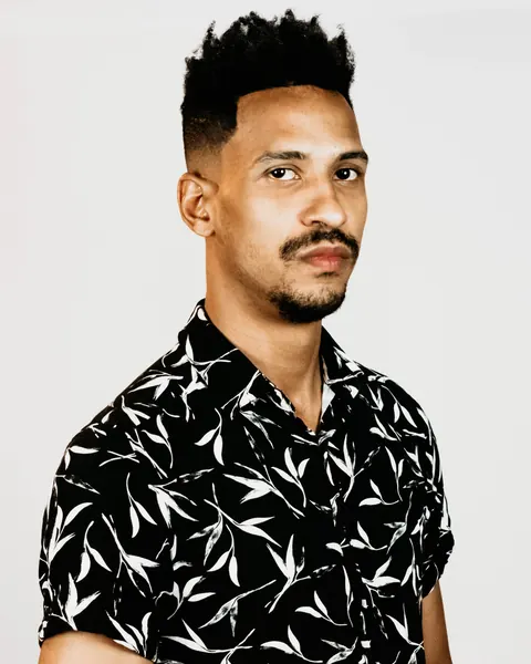 Retrato de imprensa 4: de perfil, olhando para o lado