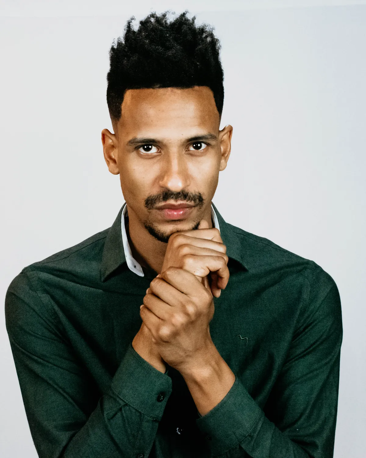 Prince Andre de camisa verde, mão no queixo